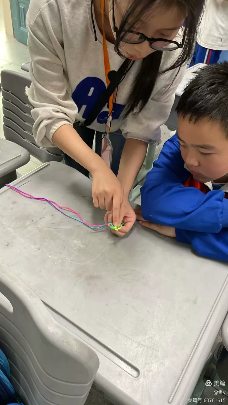 枫树山美联小学五年级编织社团结课